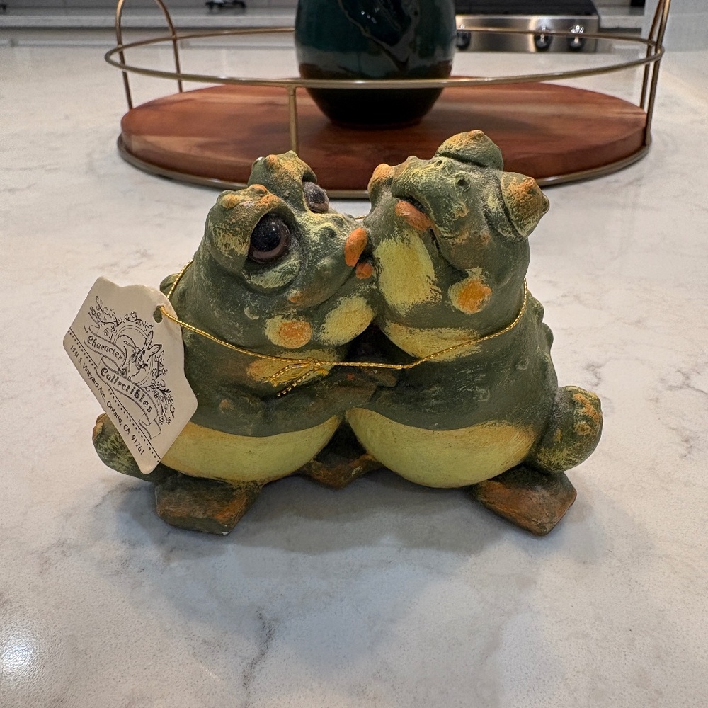 Pete Apsit 1993 Frogs Love Themed Resin Figurine